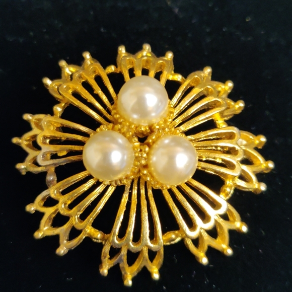 Lisner Jewelry - VTG Lisner gold and pearl brooch (#121)